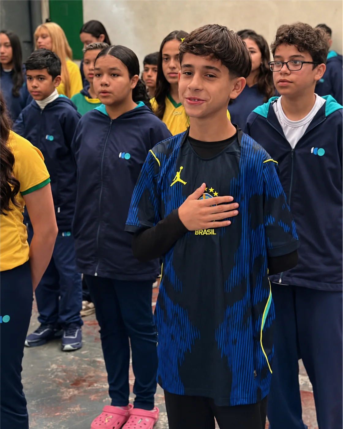 Alunos da unidade Diadema em momento cívico no Colégio COB