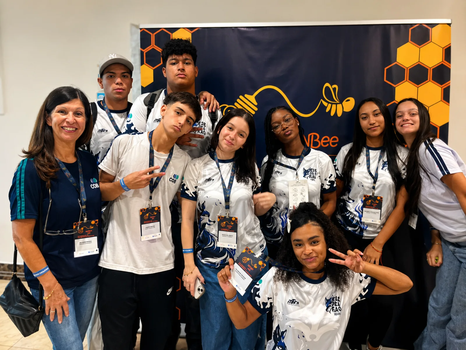 Alunos da unidade Diadema em momento cívico e comunitário no Colégio COB