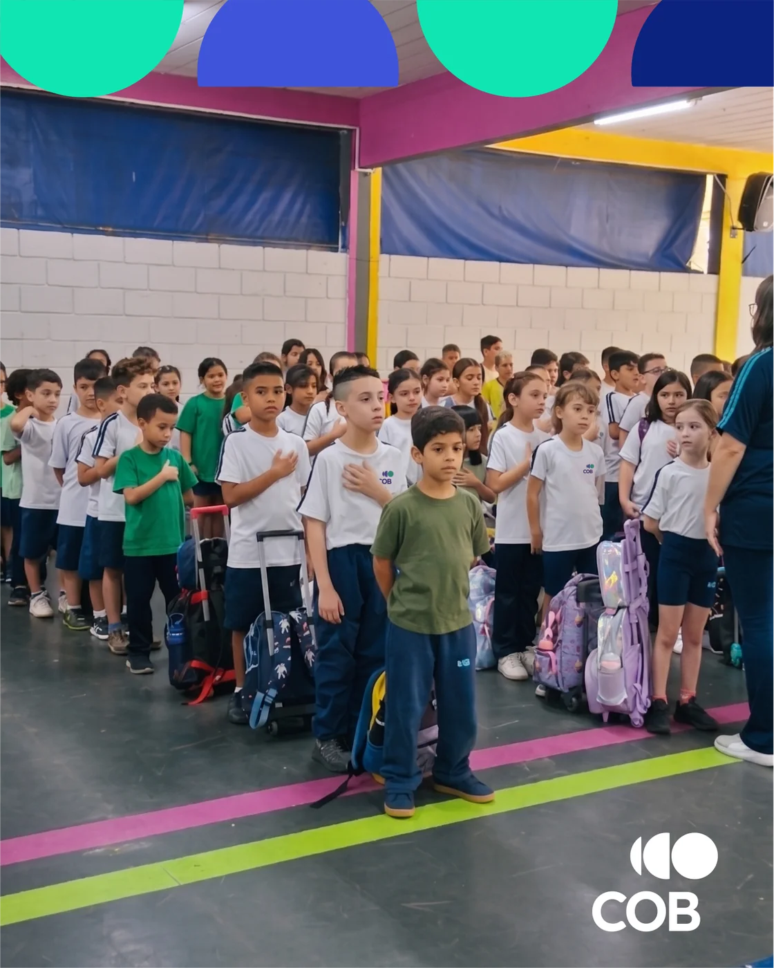 Alunos reunidos na unidade São Bernardo do Colégio COB