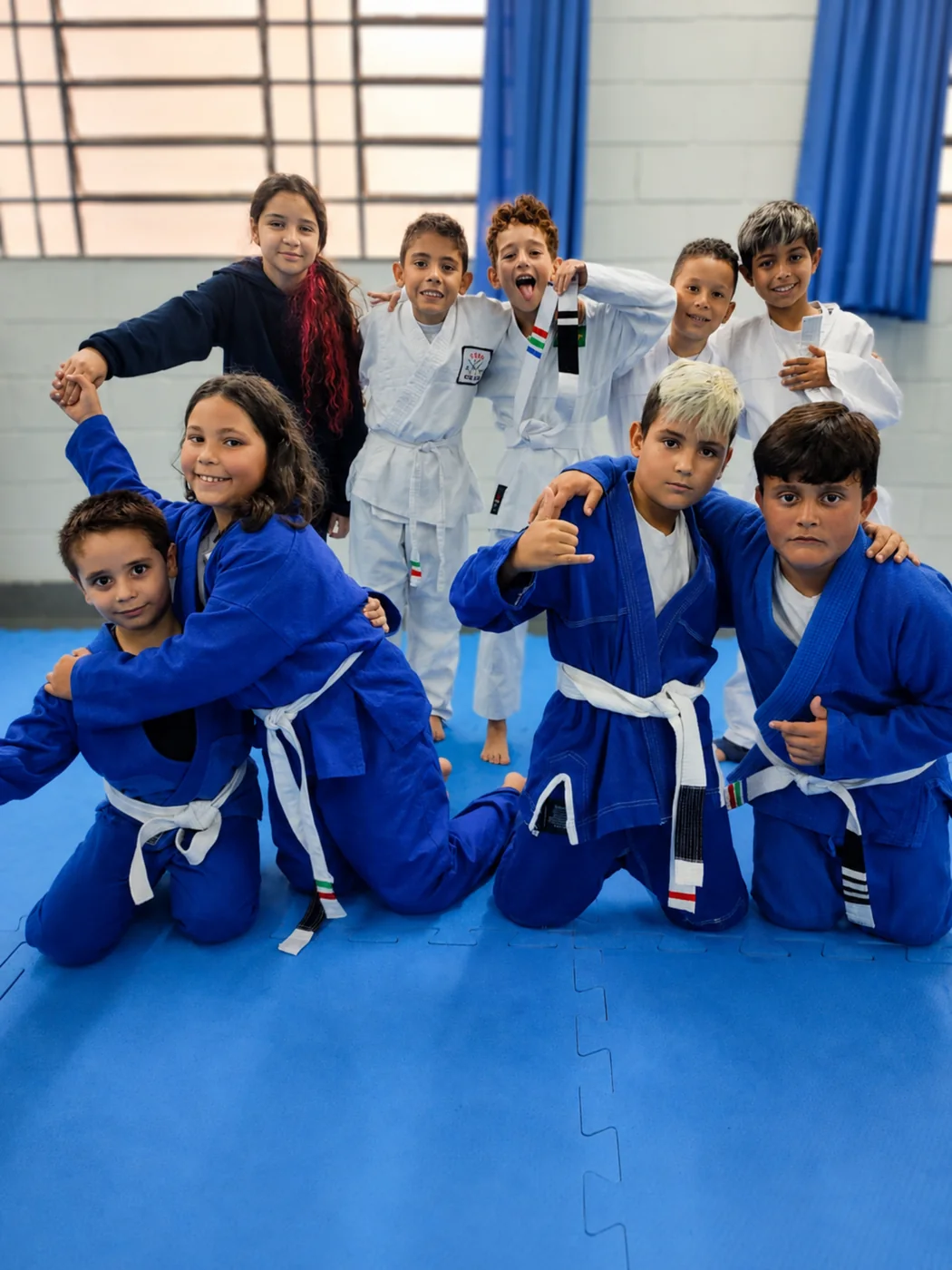 Alunos praticando judô na unidade São Bernardo do Colégio COB