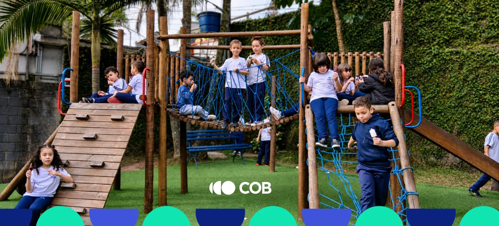 Alunos brincando em espaço externo da unidade São Bernardo do Colégio COB